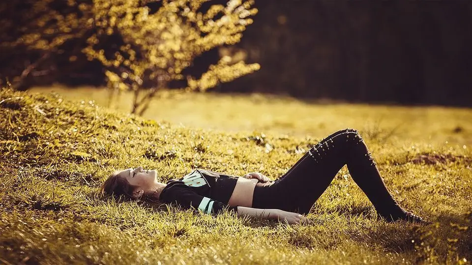 girl-lying-on-the-grass-1741487_960_720